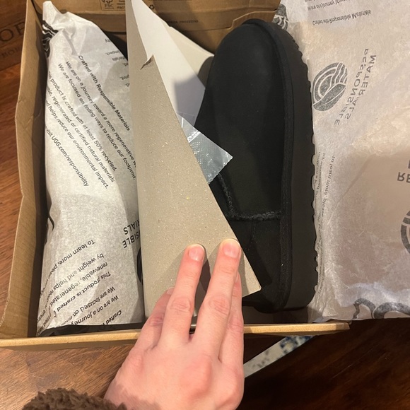 UGG ~ Black Ultra Mini ~ Women’s Size 7 - Picture 2 of 6